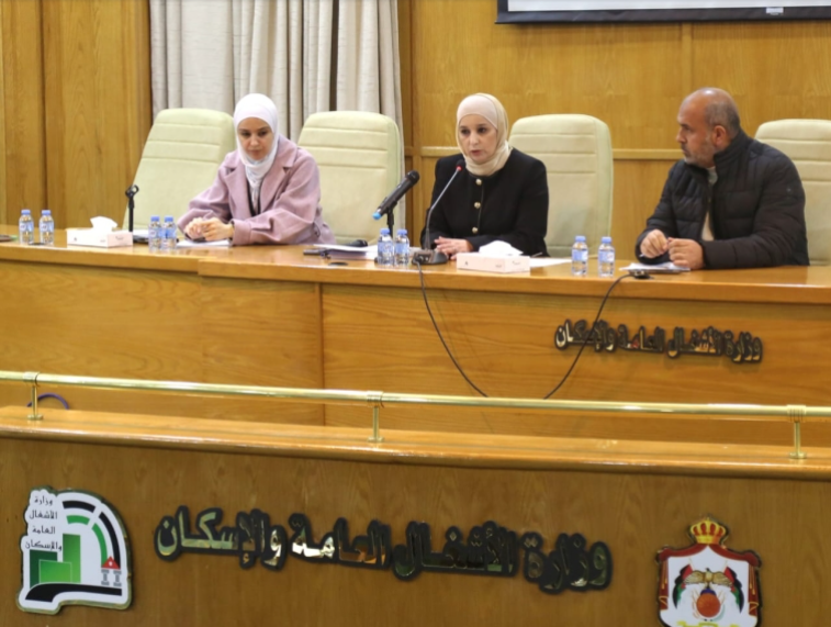 وزارة الأشغال تنظم حلقة نقاشية لتحسين تطبيق سجل شهادة المطابقة في المشاريع 