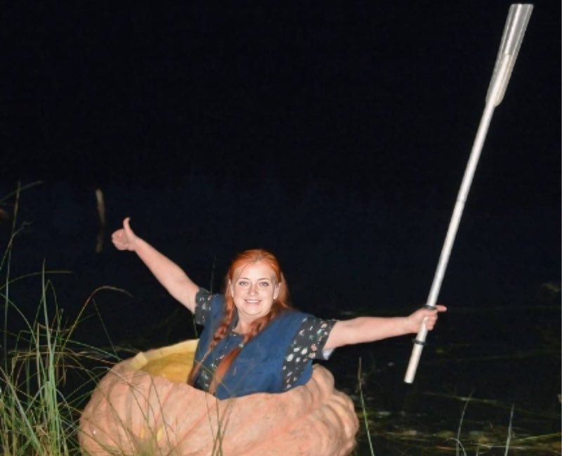 annavellikok's tweet image. Примерно раз в неделю я думаю о Юлии Богдановой, которая уже второй год выращивает гигантскую тыкву, чтобы переплыть на ней озеро.
Она знает, как жить