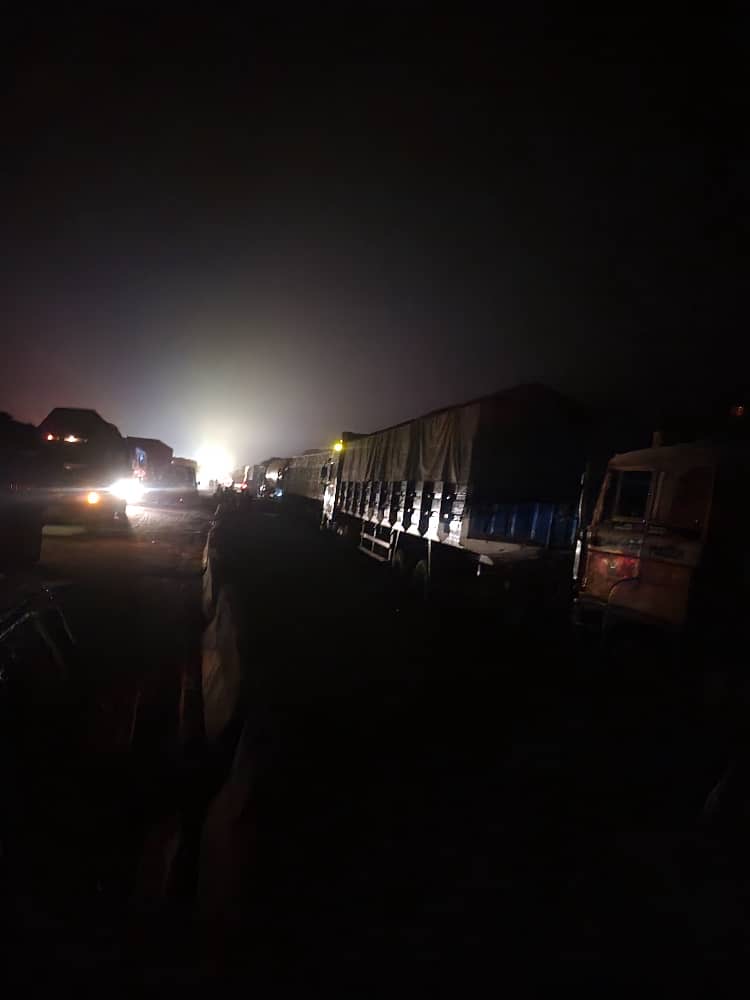 NTANewsNow's tweet image. UPDATE ON ABUJA–LOKOJA ROAD

The FRSC Corps Marshal has ordered the deployment of additional officers and tow trucks along the Abuja–Lokoja Road to ease the ongoing traffic gridlock and ensure swift removal of obstructions. 

He confirmed that the congestion is largely due to…