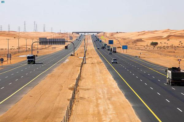 العناية بالطرق .. مظهر حضاري وحماية للأرواح
   اهتمت بلادنا مبكرًا بالطرق، سواء داخل المدن أو تلك التي تربط بين المناطق المترامية الأطراف. وقد بدأ ذلك منذ عهد الملك عبدالعزيز ـ رحمه الله ـ انطلاقًا من الحاجة إلى ربط المدن بعضها ببعض، وبخاصة ربطها بمكة المكرمة. ولذا اعتمد، بشكل