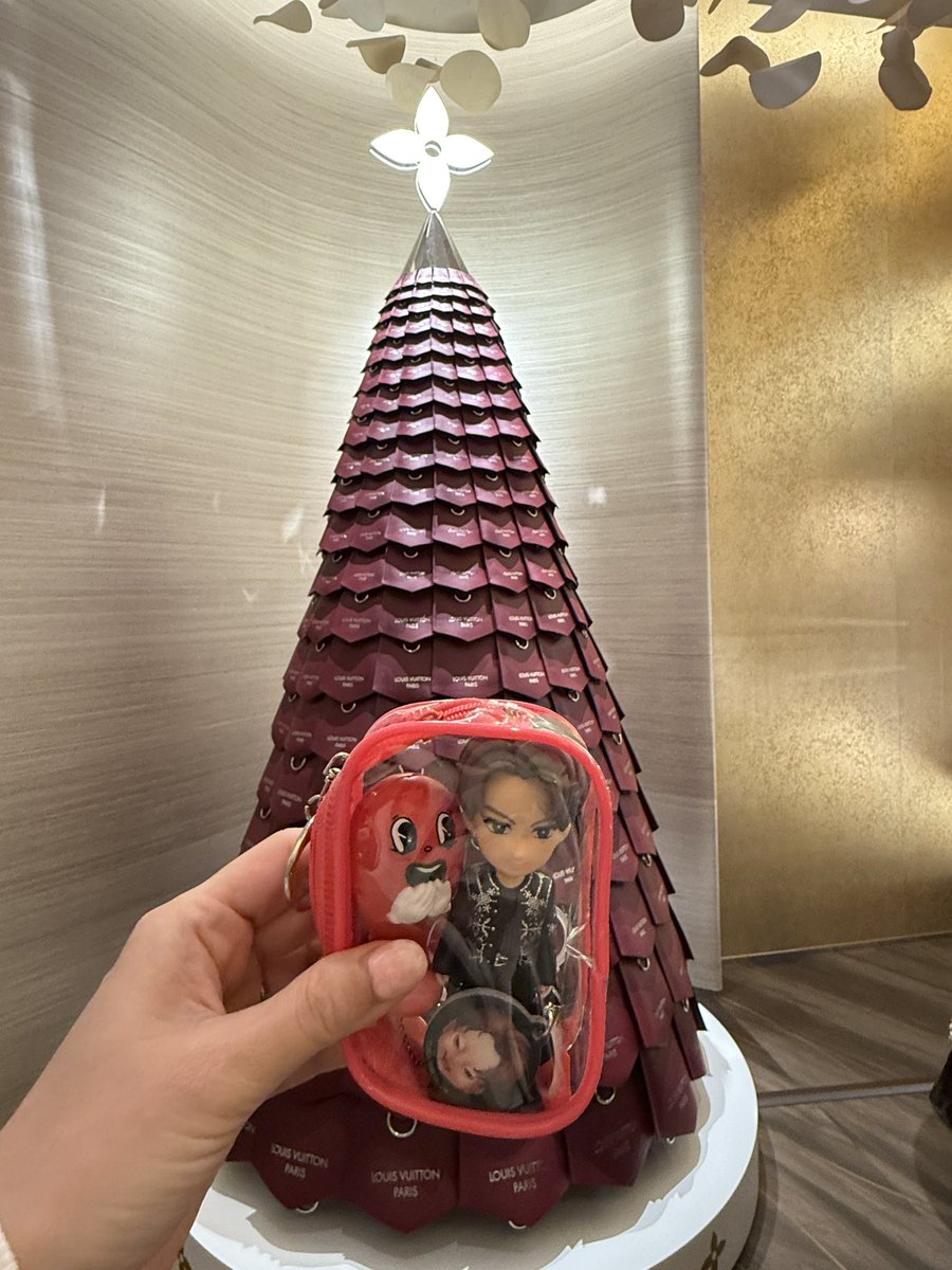 Memi312722's tweet photo. ずっと行きたかった
Louis Vittonのカフェ☕️
LE Cafe Vへ🎂🥳
モノグラム柄のケーキに
完全に心奪われ❤️
LVのラテアートにキャッキャ💗して
この素敵な時間も
紫耀くんがアンバサダーになった
きっかけで行けた❤️
ありがとう紫耀くん
#平野紫耀
#LouisVuittonxShoHirano
#LeCafeV https://t.co/lJGLfJSe92
