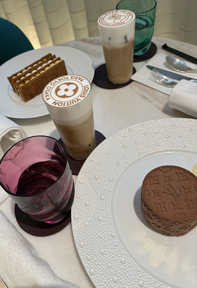 Memi312722's tweet photo. ずっと行きたかった
Louis Vittonのカフェ☕️
LE Cafe Vへ🎂🥳
モノグラム柄のケーキに
完全に心奪われ❤️
LVのラテアートにキャッキャ💗して
この素敵な時間も
紫耀くんがアンバサダーになった
きっかけで行けた❤️
ありがとう紫耀くん
#平野紫耀
#LouisVuittonxShoHirano
#LeCafeV https://t.co/lJGLfJSe92