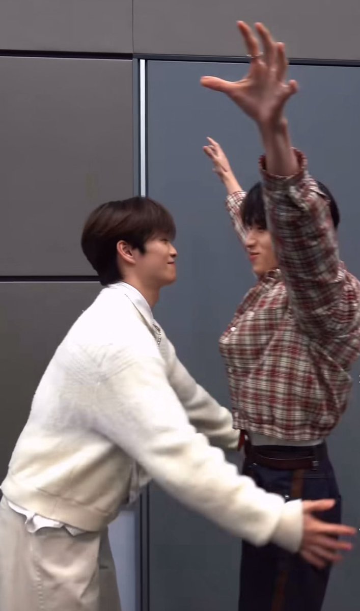 💚🧡💜 tweet media