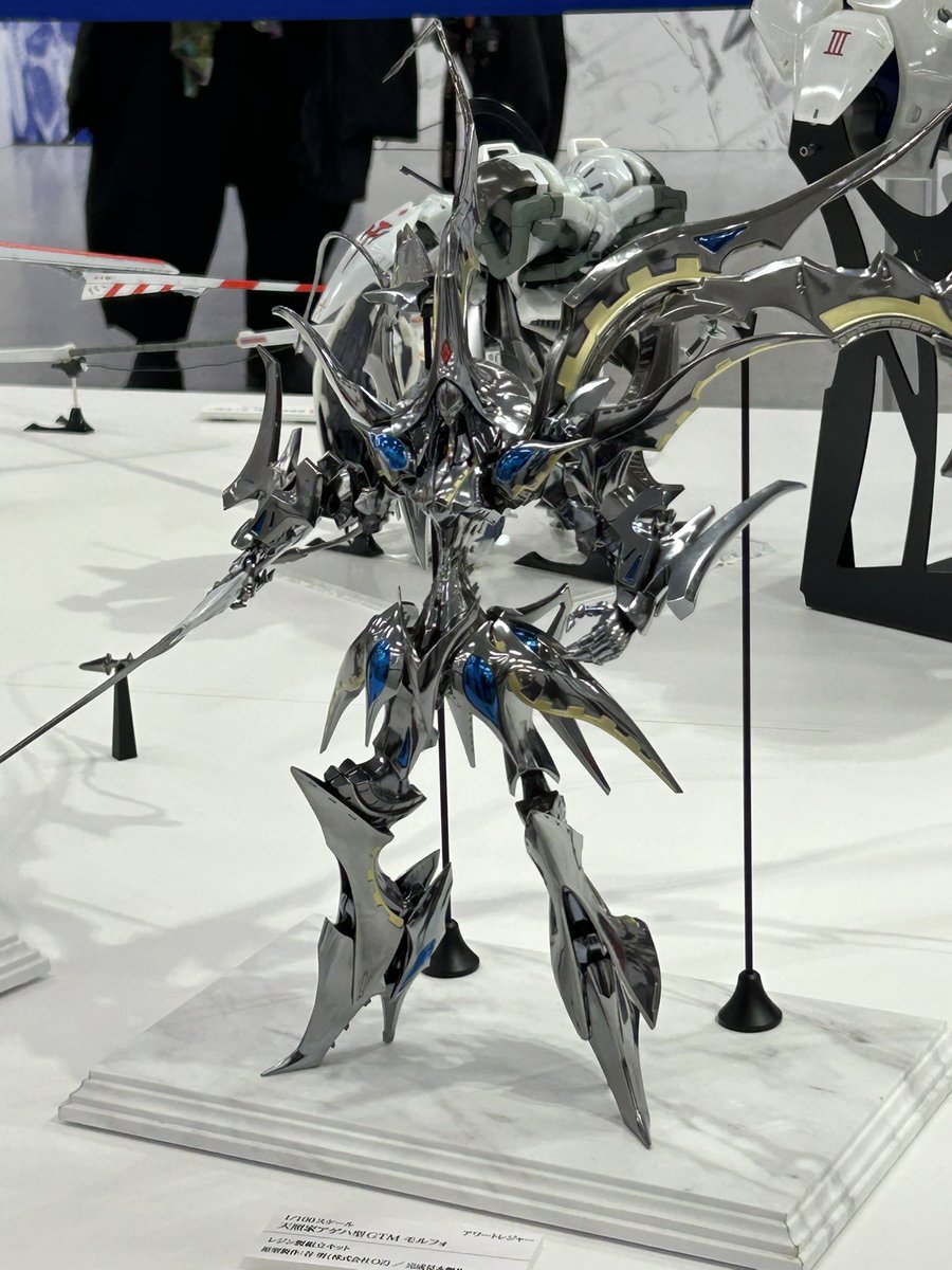 ak5d3R's tweet image. 今日、息子が永野護デザイン展に行った。自分の仕事を息子が見に行ってくれることが、こんなに嬉しいことだとは。あえてどれか教えないでも2騎をちゃんと見つけてくれてお父さん嬉しいよ☺️☺️☺️感無量