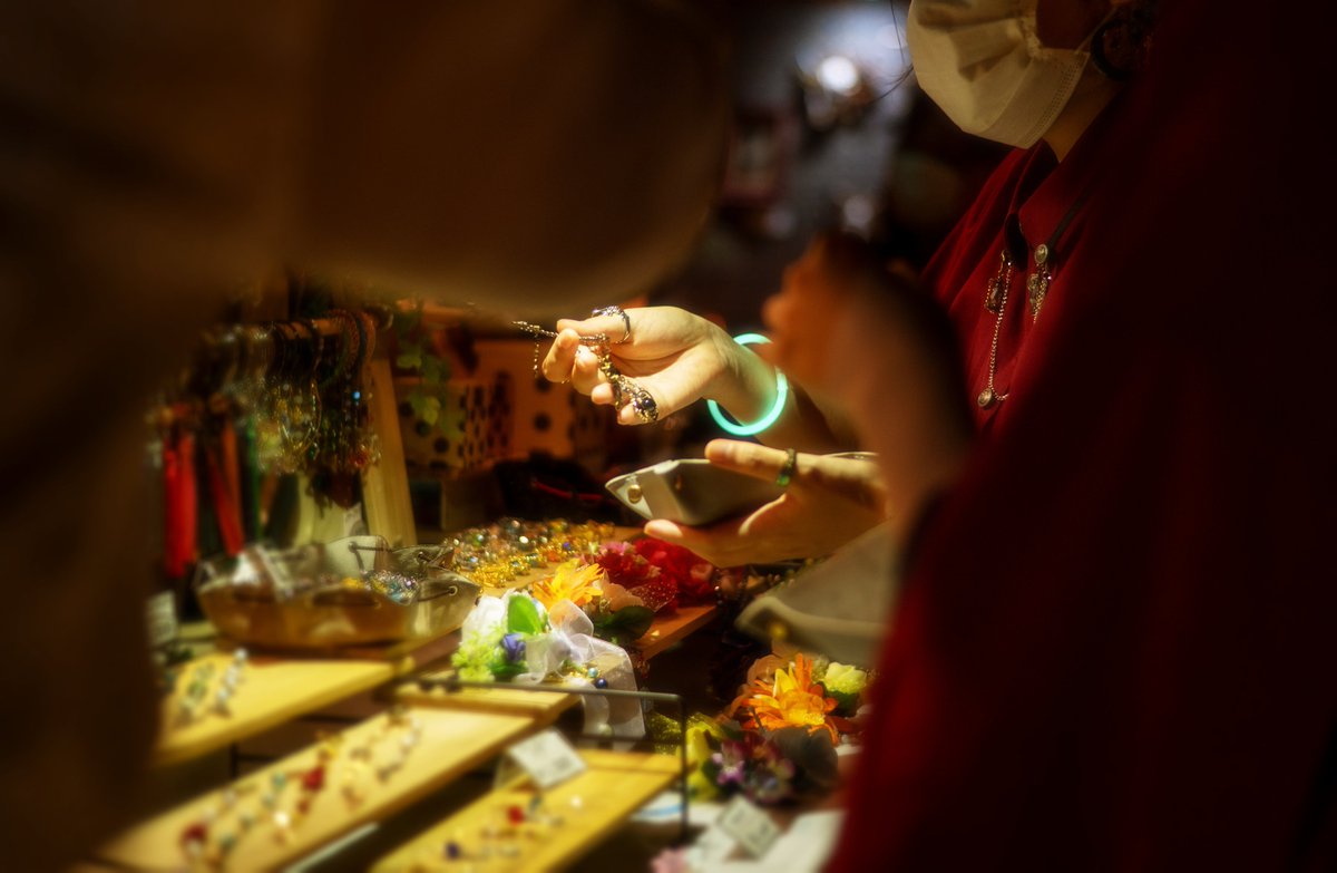 《魔法の市場の散策ポイント》

『異邦の森』に現れる魔法の市場は、好きな時間にご自身のペースで散策頂くことができます。
気になった魔法具があれば商人に聞いてみるのもよし、少し疲れたら一度メインゲートを出て休むのもよし。森の掟を守りつつ、ご無理のない程度に市場を巡ってみて下さい。