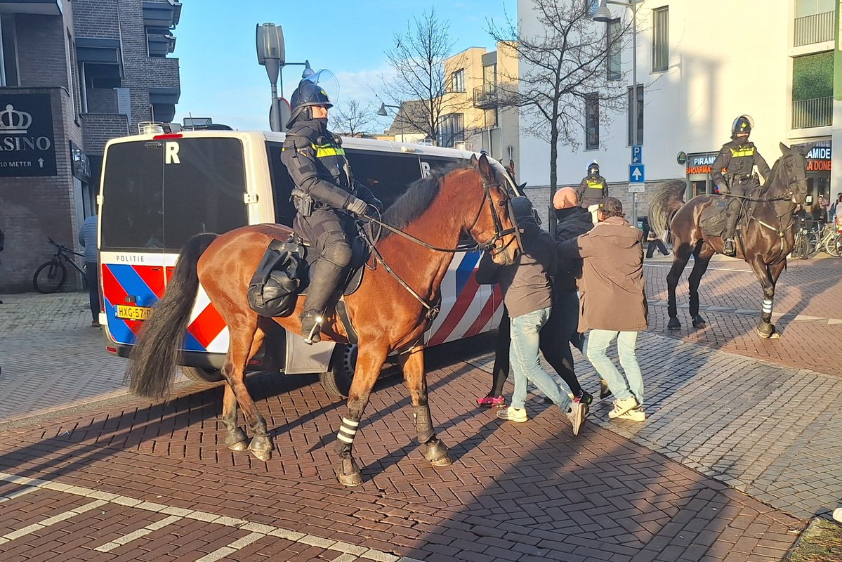 joshua_josprijs's tweet image. #Beredenpolitie bij demonstratie in #Apeldoorn.
Meerdere aanhoudingen.