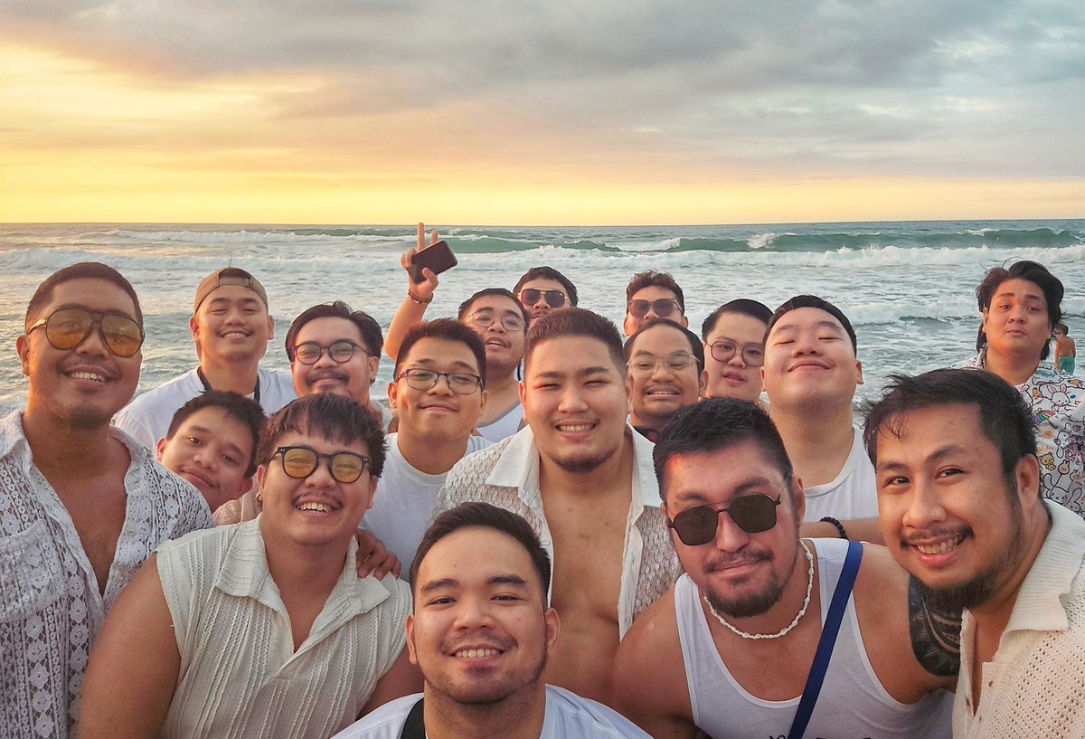 humanupgrade's tweet image. Where the sun sets and friendships shine brighter.