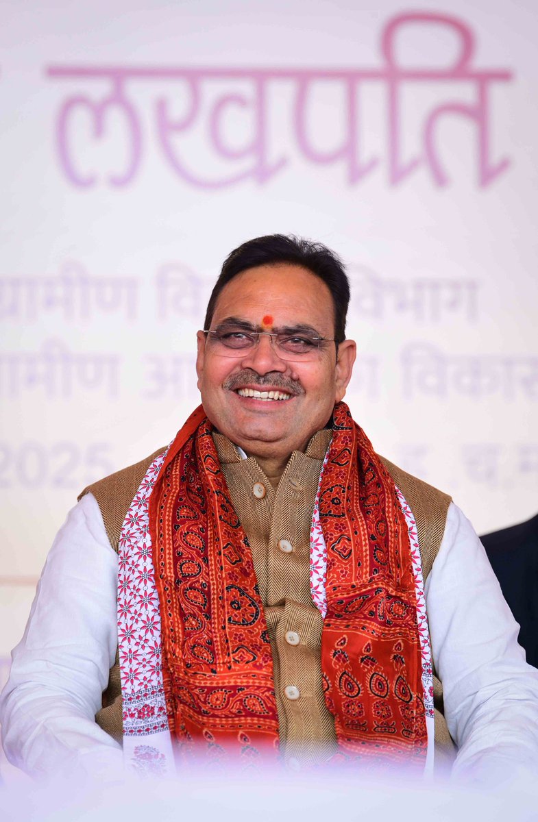 DIPRRajasthan's tweet photo. राज्य स्तरीय लखपति दीदी संवाद कार्यक्रम

लखपति दीदियां अग्रणी राजस्थान की उभरती हुई तस्वीर

प्रदेश में लखपति दीदी अब मिलेनियर बनने की ओर अग्रसर

राजीविका बन रहा सामाजिक और आर्थिक परिवर्तन का सशक्त माध्यम - मुख्यमंत्री श्री भजनलाल शर्मा

मुख्यमंत्री ने लखपति दीदियों को किए टेबलेट वितरित

https://t.co/ULsRVqS0X8