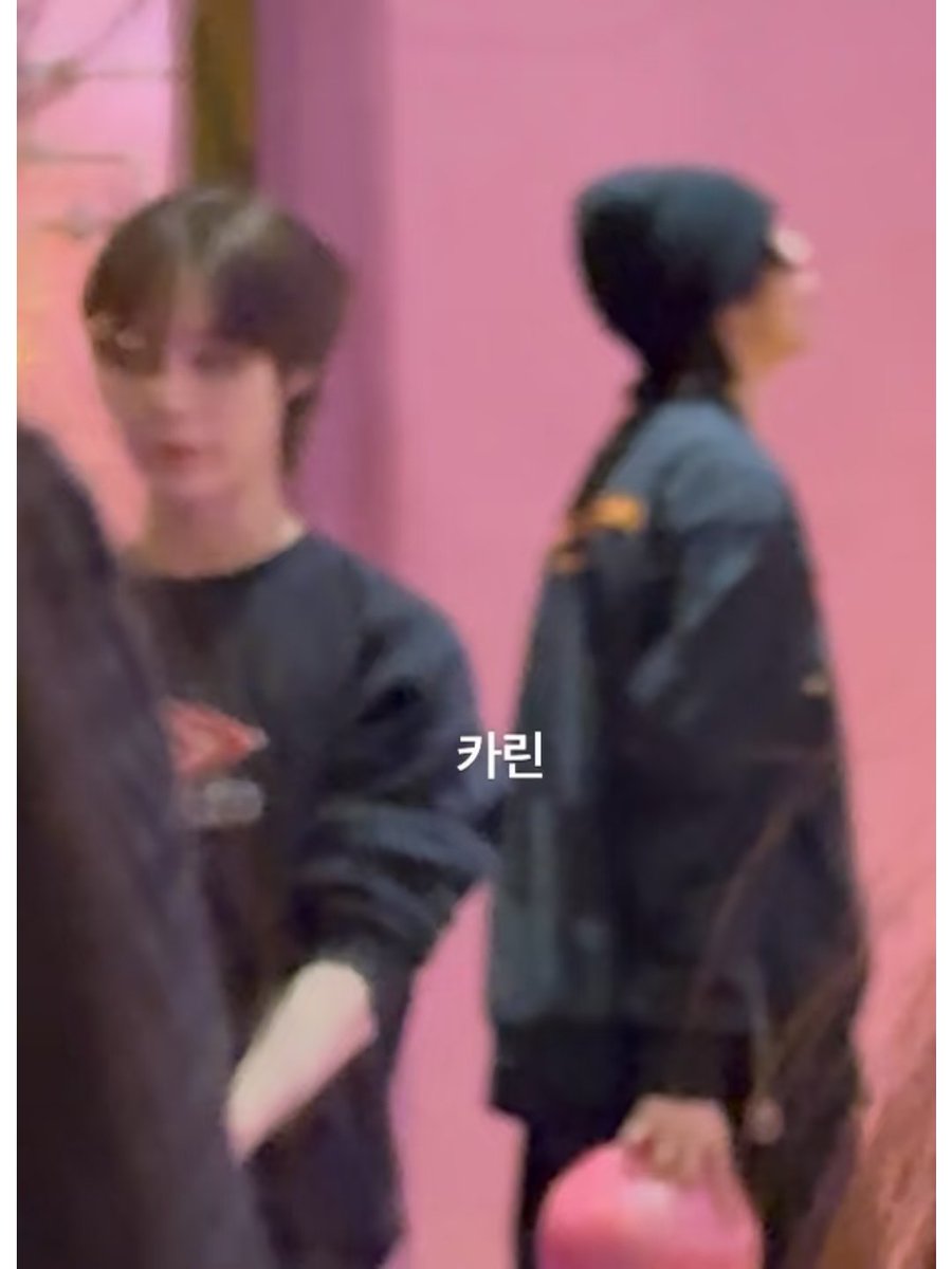 FreeSoul0127's tweet image. the author said justin is so handsome, really distinctive, and incredibly good at bowling 🤣🤣

#JUSTIN #JJ #SMTR25