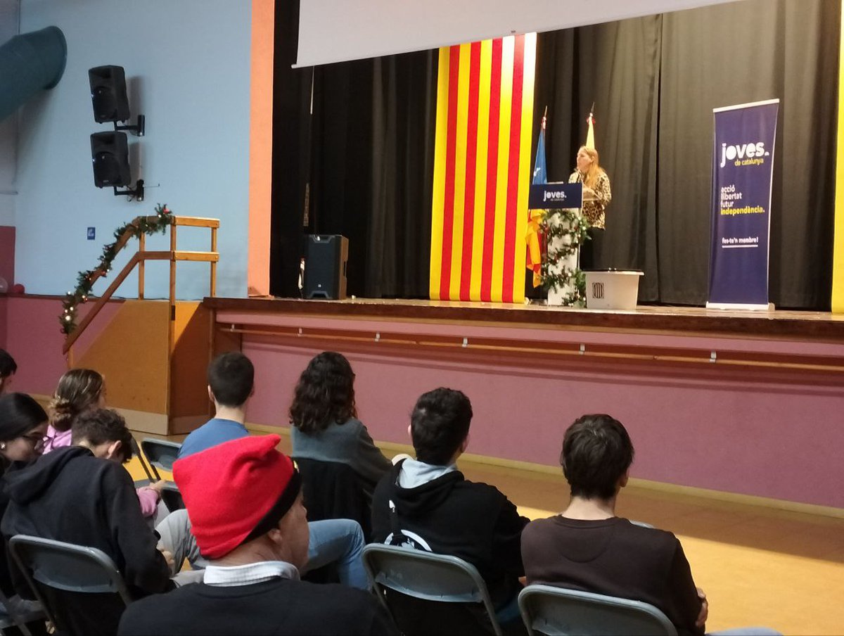 assemblea's tweet photo. 🗣@NohemiFreiheit: “El relleu generacional és una victòria davant els que volen acabar amb nosaltres. Aquí no es rendeix ningú!

Lluitarem plegats per la independència.

Visca Catalunya lliure!” https://t.co/udcYqEMi9c