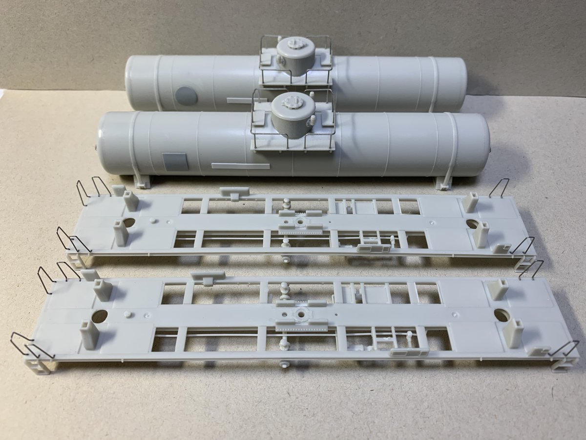 モデルアイコンのタキ3000、2両が塗装手前まで進みました٩( ᐛ )و