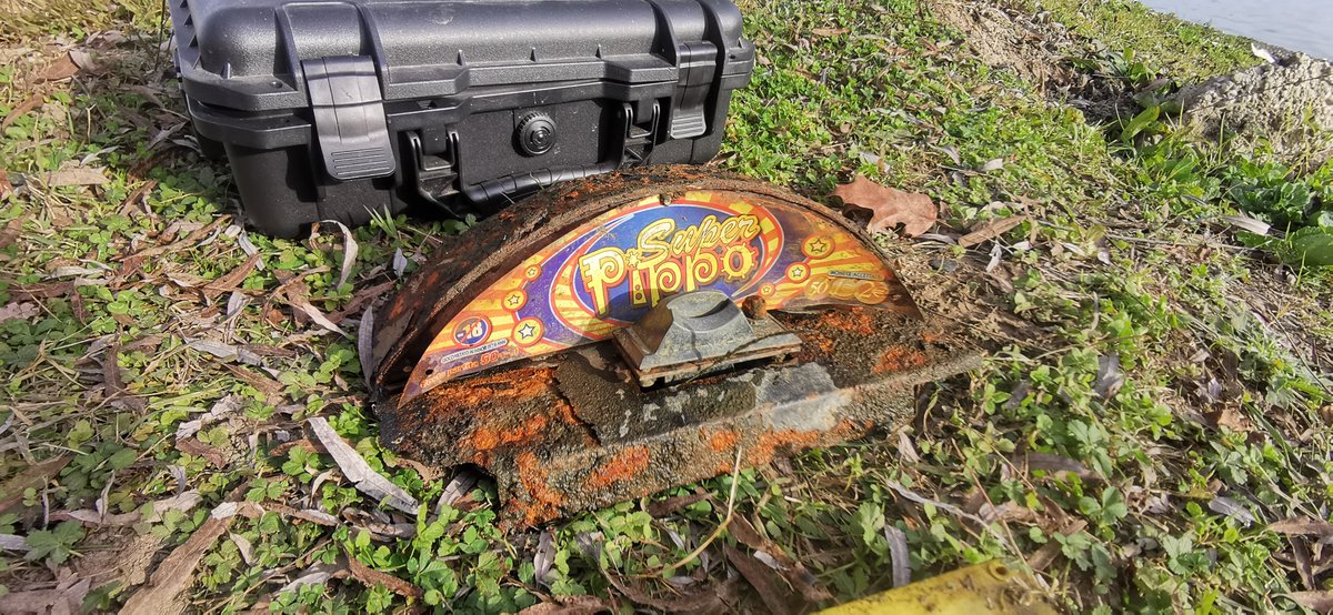WalkingTrek's tweet photo. Ho trovato SUPER PIPPO nel fiume con il magnete.😱
https://t.co/Kazweymf5v 

#MagnetFishing #TreasureHunting #SuperPippo #SlotMachine #Funny https://t.co/874FCmxkYG