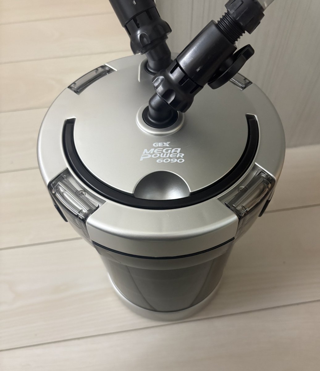 MISA16917725's tweet image. GEX 900スリム水槽に
GEX MEGA POWER 6090を設置しました！
想像以上に静かで大満足です✨
排水ラインがもう少し壁際だと思っていましたが、特に問題なく快適に使えています。
静音性を重視される方には本当におすすめです！
#GEX #MEGAPOWER6090 #アクアリウム　#熱帯魚