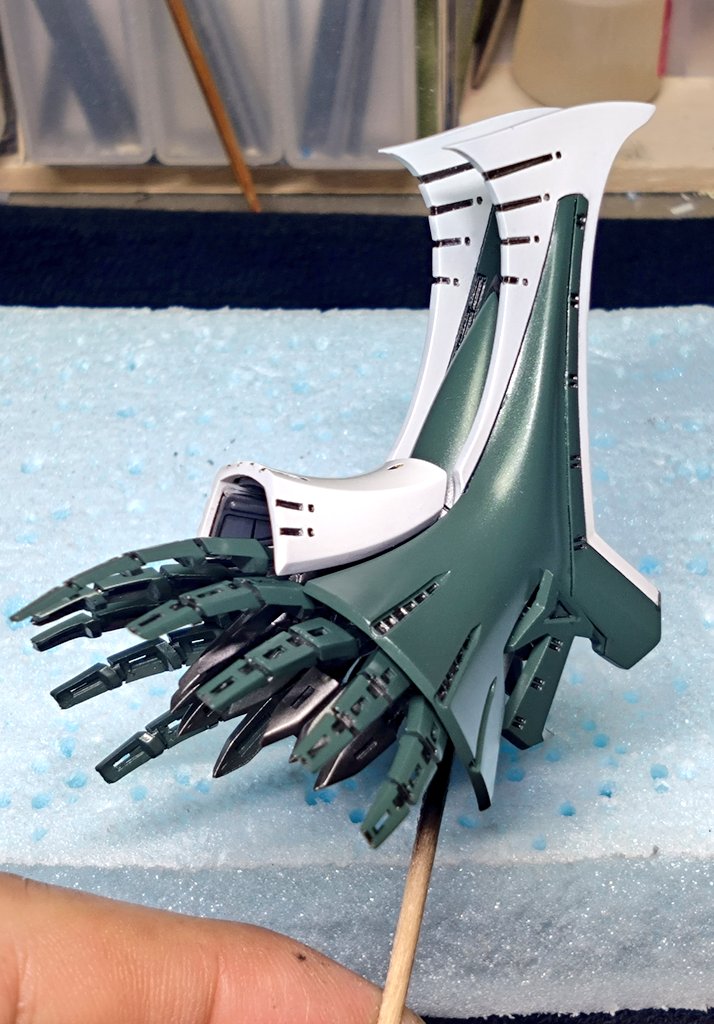 barbermetal's tweet image. バーガハリBSの頭部　胸部腹部を組み立てました✨️
額の紋章(別パーツなんです💦)は好みで金に、頬当ては基部を短くカットしてやや斜めに取り付け、髪の毛？も本体色に…
ファティマハッチと鳩尾は艶ありで✨️
…完成が楽しみです😊
#FSS_jp