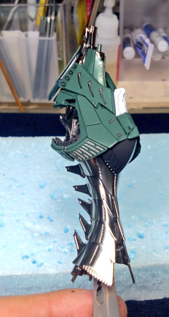 barbermetal's tweet image. バーガハリBSの頭部　胸部腹部を組み立てました✨️
額の紋章(別パーツなんです💦)は好みで金に、頬当ては基部を短くカットしてやや斜めに取り付け、髪の毛？も本体色に…
ファティマハッチと鳩尾は艶ありで✨️
…完成が楽しみです😊
#FSS_jp