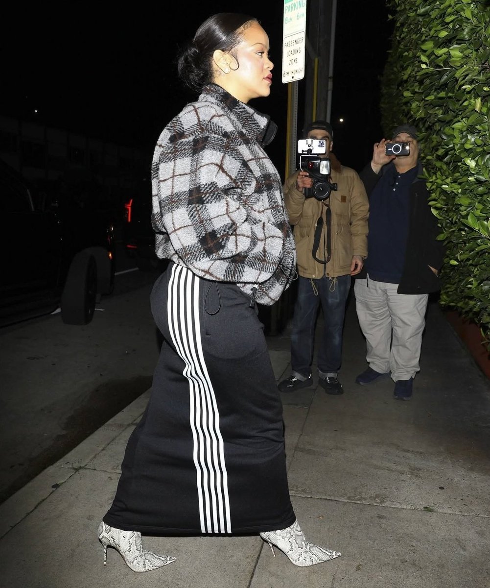 conyfentyy's tweet image. she's so teaaa