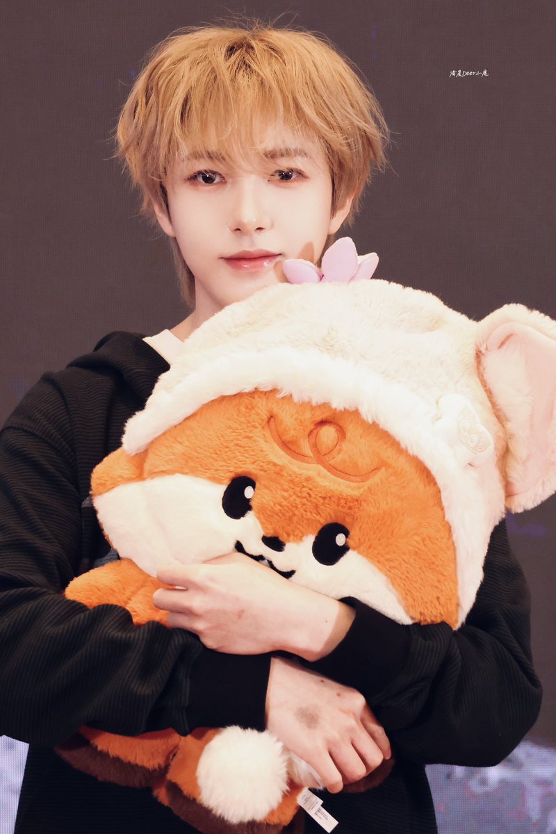 renjuns323's tweet image. he looks exactly like the doll i m crying .