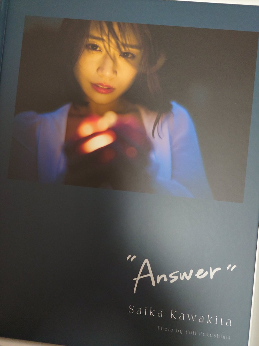 planetsphereaki's tweet photo. 2025年12月21日

本日の香港ファンミーティングは大成功に終わり、年の瀬にふさわしい完璧な締めくくりとなりました。

さいちゃんは今日、紫のエレガントなドレスを纏い、優雅な姿で会場に登場。瞬く間に全場の注目の的となりました。

簡単な自己紹介の後、Q&Aコーナーに移り、その中で明年の活動方針について「歌の路線をメインに展開していく」と発表。さらに「シャンパン（香檳）さんとのコラボの機会があれば嬉しい」との発言もあり、今後の展開が楽しみです。

その後、さいちゃんに関する知識を試す早押しクイズ（全10問）が行われ、自分は1～2問答えられなかったことに気づきました。これは反省…時間があればしっかり勉強し直さないと！

歌のパートでは、本日「First Love」と代表曲「ずっと一緒に」を披露。もちろん、そのパフォーマンスは期待以上の素晴らしさでした。

ファンミーティングの醍醐味といえば、やはりチェキ撮影とサイン会ですよね。今日はワイドサイズのチェキを2枚選び、サインはついに「Answer」に名前と補足サインを書いてもらえ、願いが叶いました。

最後は抽選会と全員での集合写真で締めくくり。

私たちの大切な伝統行事『冬至』に彩伽さんと過ごせたことは、忘れられない思い出となりました。さいちゃんを大切に思う気持ちは、家族を思うのと同じ。これからもずっと応援し続けます！

@Saika_Kawakita 
#河北彩咖 
#萌名