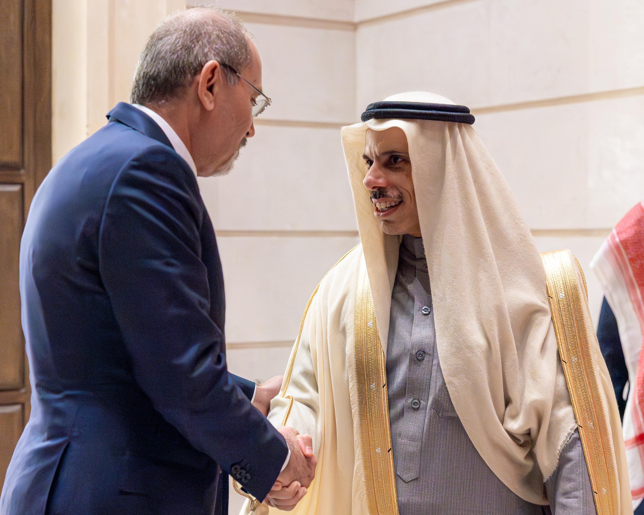 وزير الخارجية ونظيره الأردني يستعرضان العلاقات الأخوية والتاريخية بين البلدين، وفرص تعزيز التعاون المشترك في مختلف المجالات ويناقشان آخر المستجدات الإقليمية والدولية، وتنسيق الجهود حيالها 