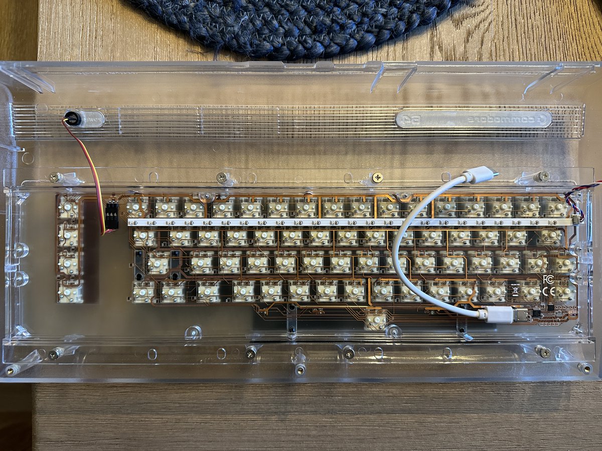 10 PRINT "/* davidmotowylak */" tweet media