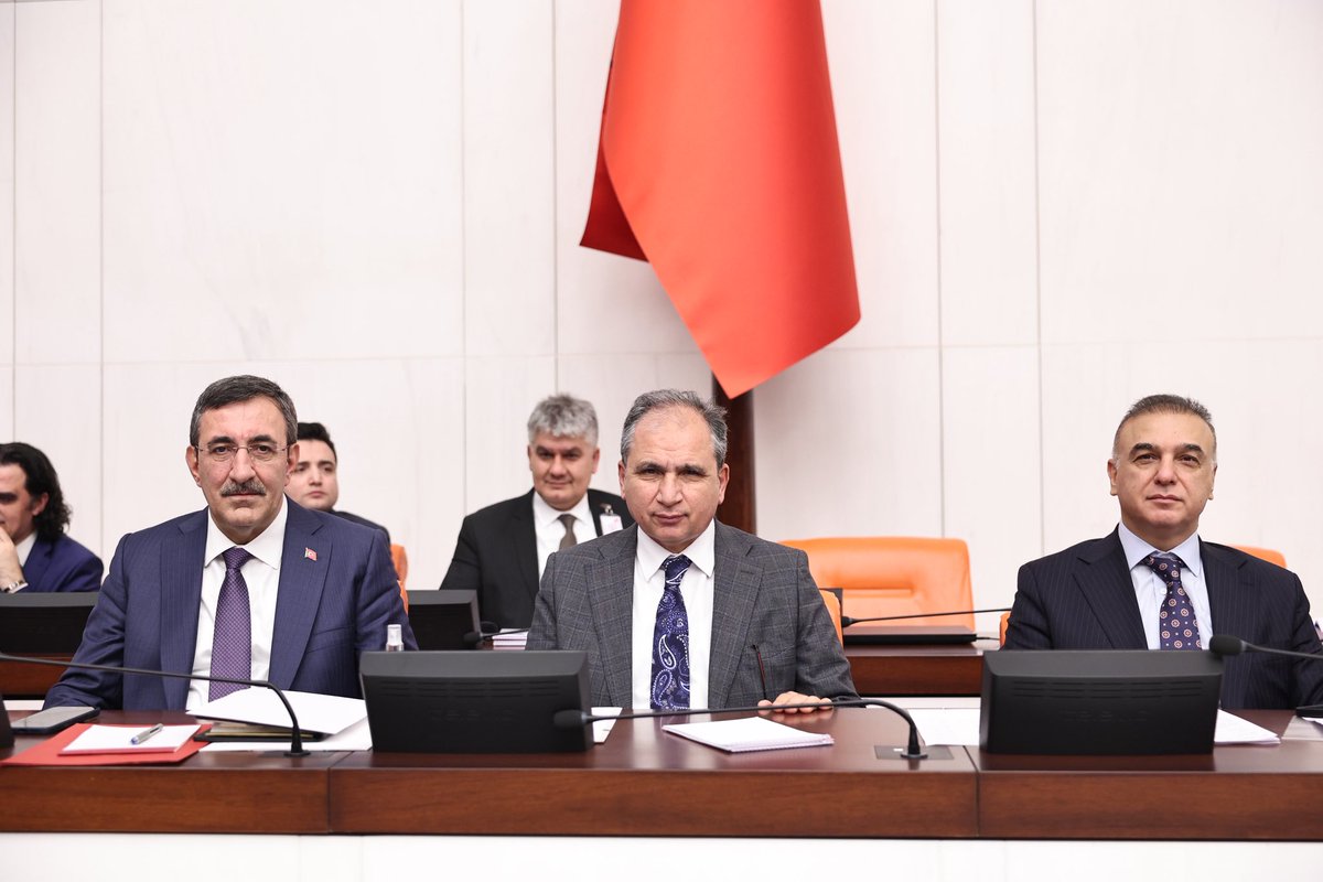 📍TBMM Genel Kurulu

Plan ve Bütçe Komisyonunda 40 gün süren yoğun çalışmalarımızın ardından, Genel Kurulda 14 gün boyunca devam eden bütçe müzakerelerini tamamlayarak 2026 Yılı Merkezi Yönetim Bütçe Kanunu Teklifi ile 2024 Yılı Merkezi Yönetim Kesin Hesap Kanunu Teklifini Gazi