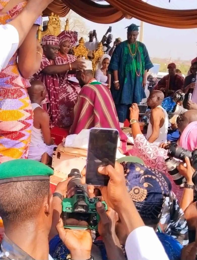 OyoNews1's tweet photo. Let's talk about how Skimeh, a Member of the House of Representatives supports Alaafin Owoade and the throne. 

This act is true succession and transition. You rarely fine where the children of a late Oba support the new King like this. https://t.co/Kq8rNsbxAL