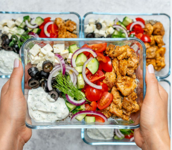 KristenJakobitz's tweet image. Try batch cooking on a Sunday. Prep a big batch of grains, roasted root veggies, and protein. Quick, healthy meals are essential for busy winter weeks. 
#MealPrep #TimeSaver #HealthTips