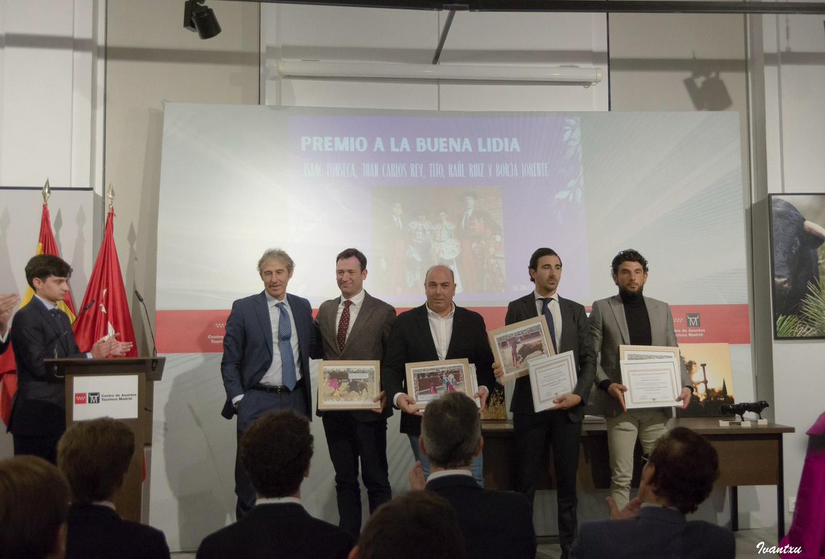 PREMIO ESPECIAL A LA BUENA LIDIA 2025 ✨ En la 2ª gala de triunfadores se galardonó la excelencia al toro Brigadier de <a href="/pedrazadyeltes/">Pedraza de Yeltes</a> y a Isaac Fonseca y sucuadrilla. 
Recogieron premio: Juan Carlos Rey <a href="/ruiz_bonilla/">@RaulRuiz</a> Jesus Robledo Tito y Borja Lorente 
📸: <a href="/ivantxu1979/">Ivan García Lechuga</a>