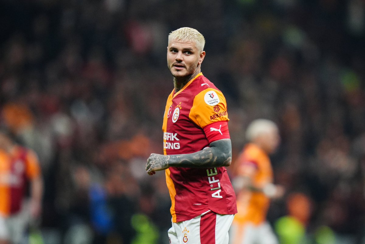 🥇Galatasaray formasıyla kaydettiği 60 golle, lig tarihinde en çok gol atan yabancı oyuncumuz! 

🔥Huzurlarınızda;

🦁 M A U R O
🦁 E M A N U E L 
🦁 I C A R D I 
🦁 R I V E R O !

#ultrAslan