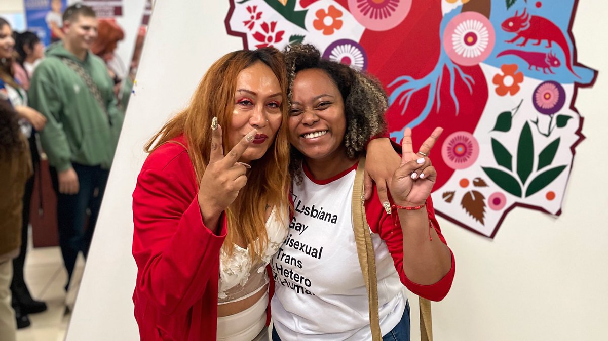 YaajMexico's tweet photo. #FortaléceteLGBT2025 🏳️⚧️🇲🇽 Visitamos la Unidad de Salud Integral para Personas Trans #USIPT, en un encuentro clave de aprendizaje e incidencia regional. Su Coordinadora Oyuki Ariadne Martínez Colín y su equipazo de la Unidad compartieron con la generación defensora buenas prácticas sobre la histórica implementación de este modelo de atención, impulsado desde el Gobierno de la Ciudad de México cuando Claudia Sheinbaum fue Jefa de Gobierno. El intercambio permitió conocer cómo la USIPT articula atención médica integral, acompañamiento psicosocial y trabajo comunitario a personas Trans y NB. El trabajo de Oyuki a cargo de esta institución ha generado interlocución y articulación internacional con organizaciones, activismos y espacios gubernamentales para incidir en marcos legales como la @leytransya Colombia.🏳️⚧️🇨🇴
🤝 Esta residencia —con becas al 100%— fue posible gracias a los invaluables auspicios de la Delegación General de
@QuebecMX ⚜️🇲🇽, la Fundación Alemana Heinrich Böll @boell_MXCA 🇩🇪🌈, @OpenSociety 🫂, @luminategroup 💜 y Galileo ( @benandfrank_mx & @bombavista) 🤓🙌🏽 alianzas que hicieron posible este sueño colectivo.
#ResistenciaTrans #FuriaNB #VivasLibresYDiversas #NadaQueCurar #NadaQueComprobar #TransLivesMatter #NiCisNiTransNiUnaMuertaMás