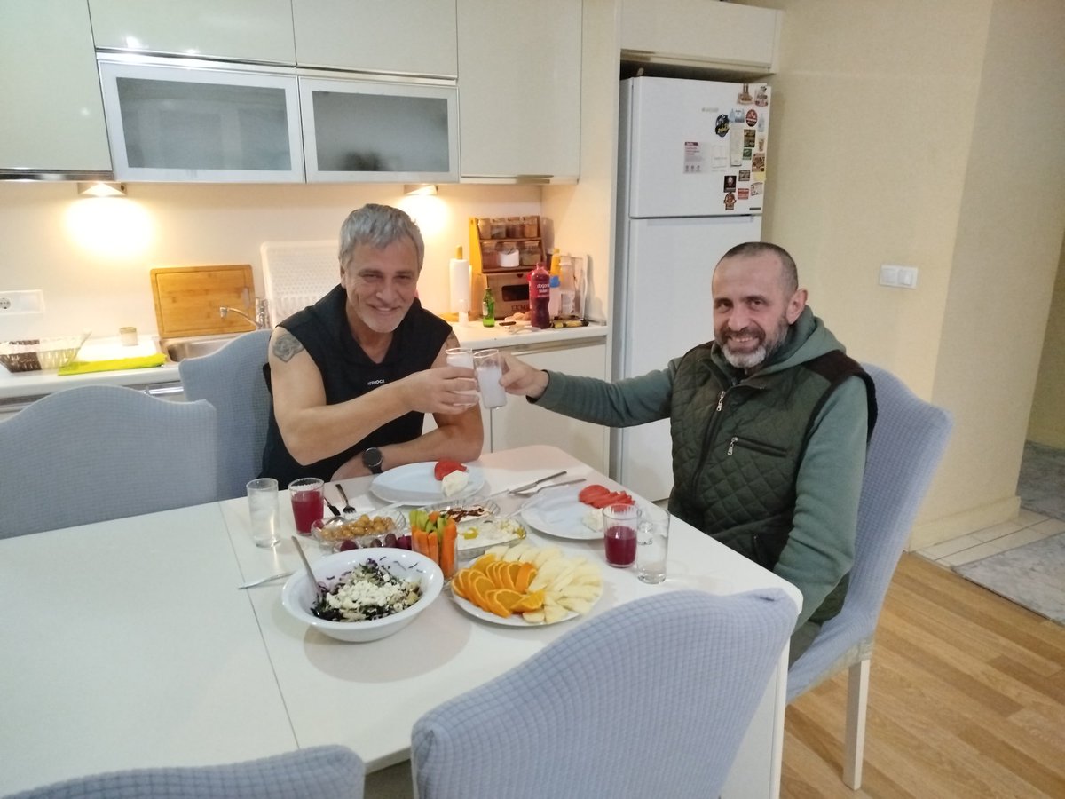 Kadeh kadehe karşı gelir
İçen puştsa zehir olur
Kadeh kadehe karşı gelir
İçen dostsa bal olur
Muhabbet olur dert verir
Muhabbet olur huzur verir 
Adamla içilen her kadeh
Ömrüne ömür verir.
<a href="/iso6155/">🗡️İsmail öksüz 🗡️ (Sürmene Biçaği) 😉</a>