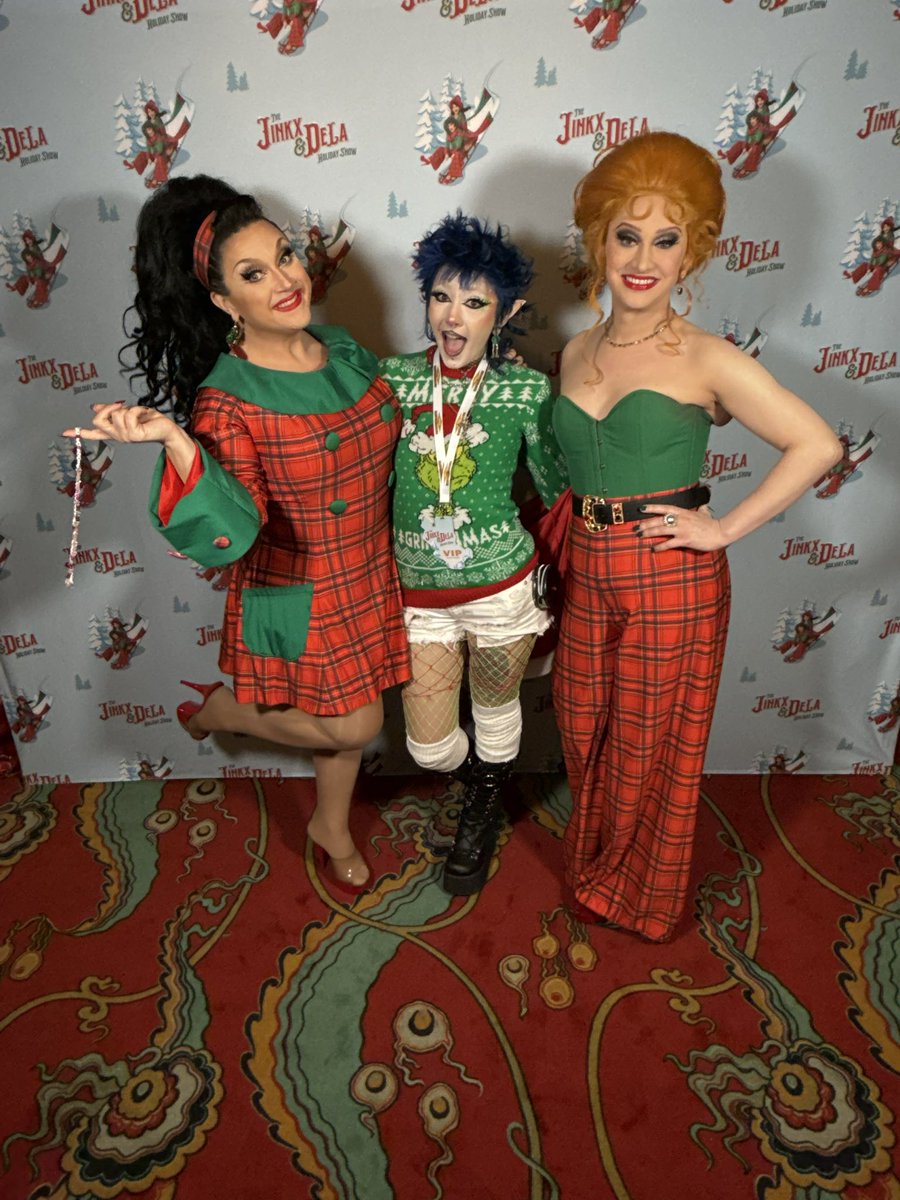 lythadora's tweet photo. most amazing sweetest ladies in the world. thank you for coming to my small(ish) town ❤️💚 https://t.co/gUQaLVXbE6