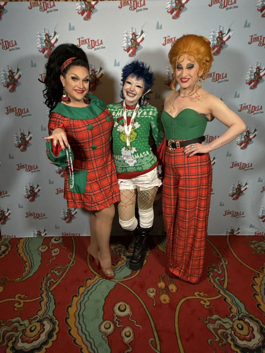 lythadora's tweet photo. most amazing sweetest ladies in the world. thank you for coming to my small(ish) town ❤️💚 https://t.co/gUQaLVXbE6
