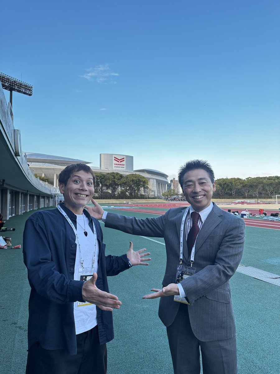 土曜日は
関西サッカーリーグの年間表彰式で
菅原有紀さんと司会を担当。
多くの来賓をお迎えして
活躍した選手を讃える空間でした⭐︎

日中はカップ戦決勝の
配信実況もお手伝い。
場内では平野智一さんの
ええ声が流れていました。

Ｂｓの初代と２代目アナウンサー
１０年以上ぶりの再会でした😊