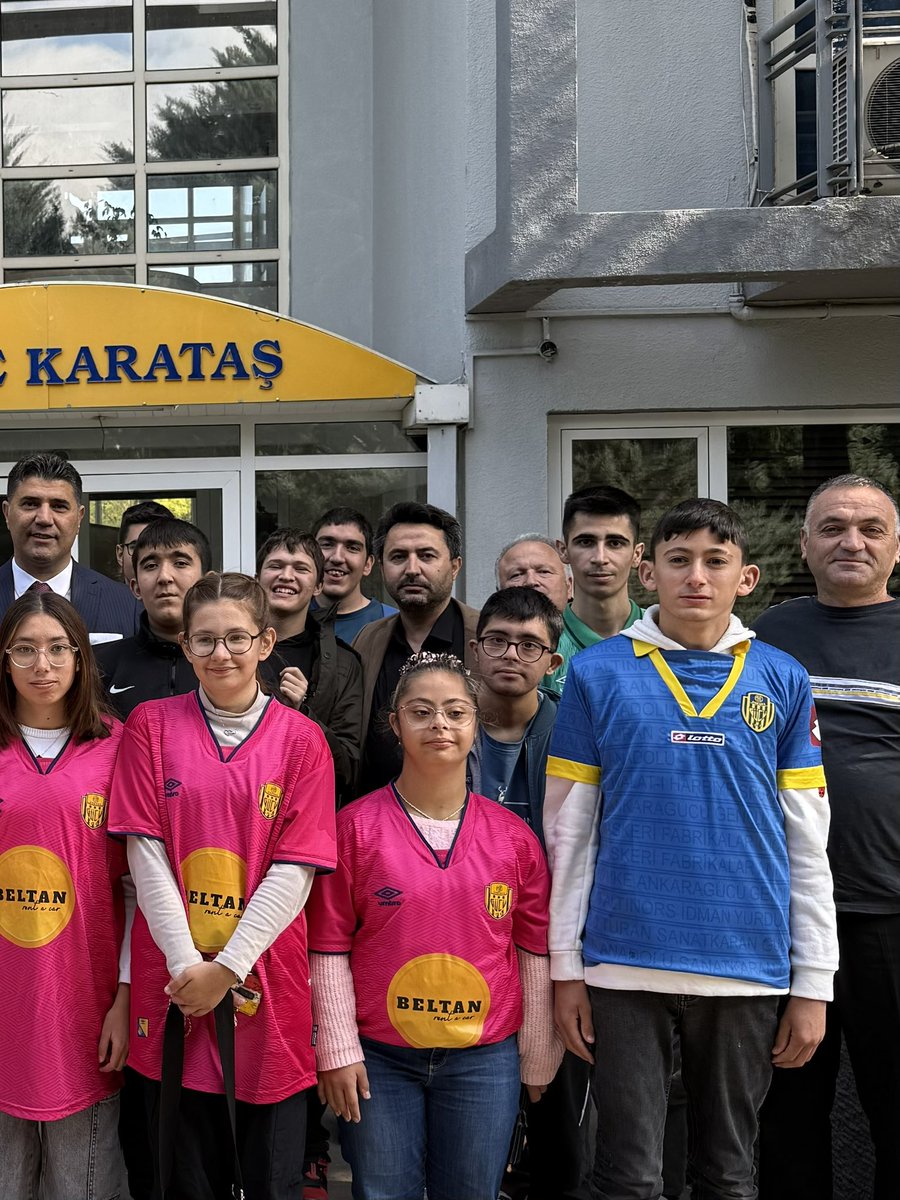 BeltanIsmet's tweet photo. Çelik gibi yüreği olan Osman kardeşime yürekten teşekkür ediyorum.
Özel evladımız Emirhan’a verdiği forma sözünü yerine getirmek için o kadar çok uğraştı ki… Ve nihayet bu maç formasını bizzat Emirhan’a teslim etti.

Allah senden razı olsun @celikkosmann  Osman kardeşim. Tribünleri öyle bir güzelleştirdin ki, anlatmakla bitmez.
Adamın kralısın Osman Çelik. 💛💙👏
#Ankaragücü 🇹🇷 #Bursaspor