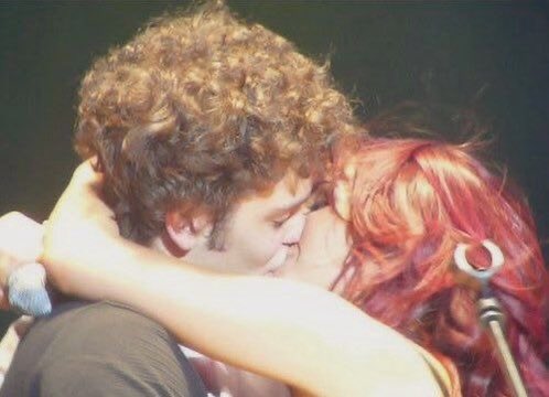 giomiyy's tweet photo. … o mundo desapareceu pra mim e esse foi o momento. Ele segurou o meu queixo, como se tivesse medo de que no último segundo eu virasse o rosto para o lado oposto da sua boca, mas eu jamais faria isso. Eu estava feliz ali.
— Drakisnaba
#vondyday #vondy #estecorazon https://t.co/nis6WQG2hr