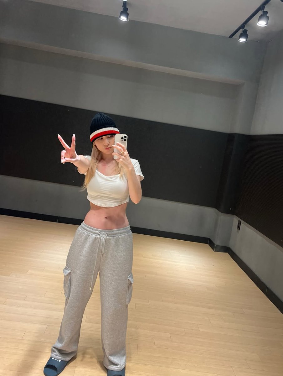 ashbgallery's tweet image. Her waist omggg