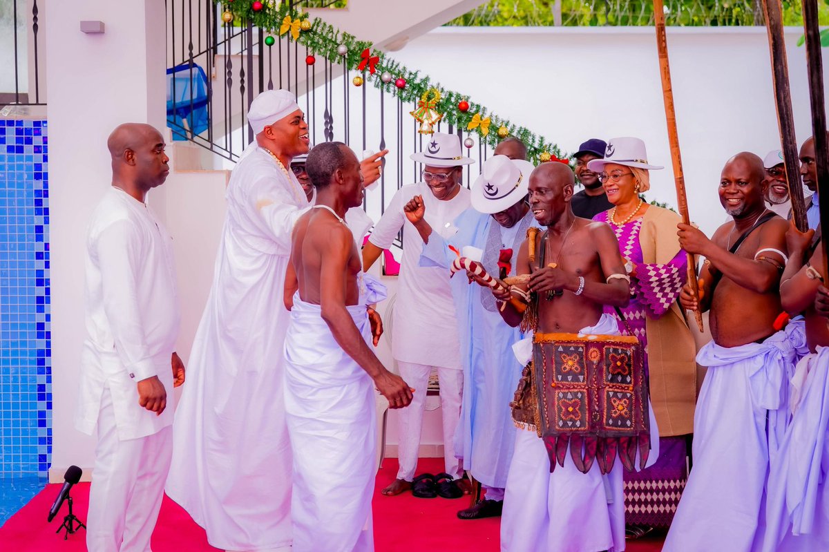 voiceofnigeria's tweet image. President Bola Ahmed Tinubu @officialABAT has assured Nigerians of a peaceful and joyful Yuletide, emphasising that the festive season will be characterised by safety, harmony, and national unity.

#YuletideMessage #PeaceAndUnity #RenewedHope