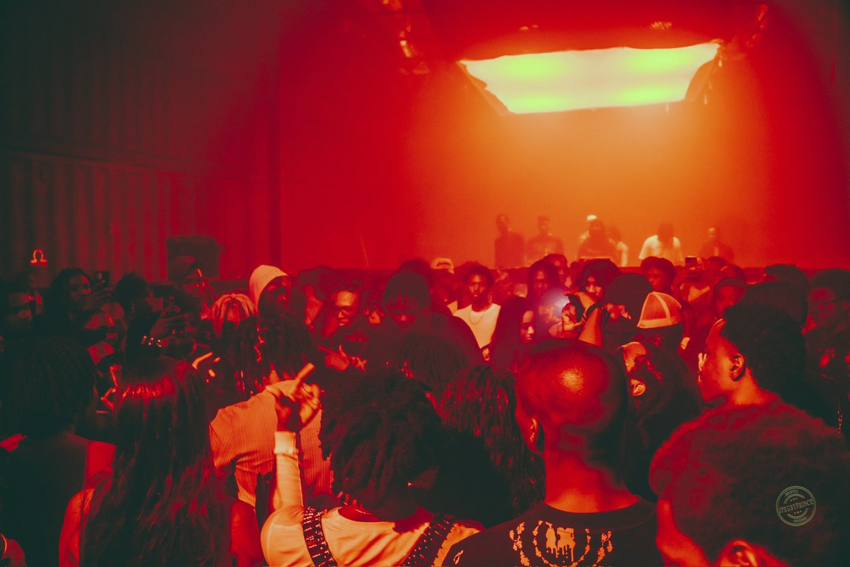 CRACK LAGOS
PHOTOGRAPHED BY JPEGBYPRINCE