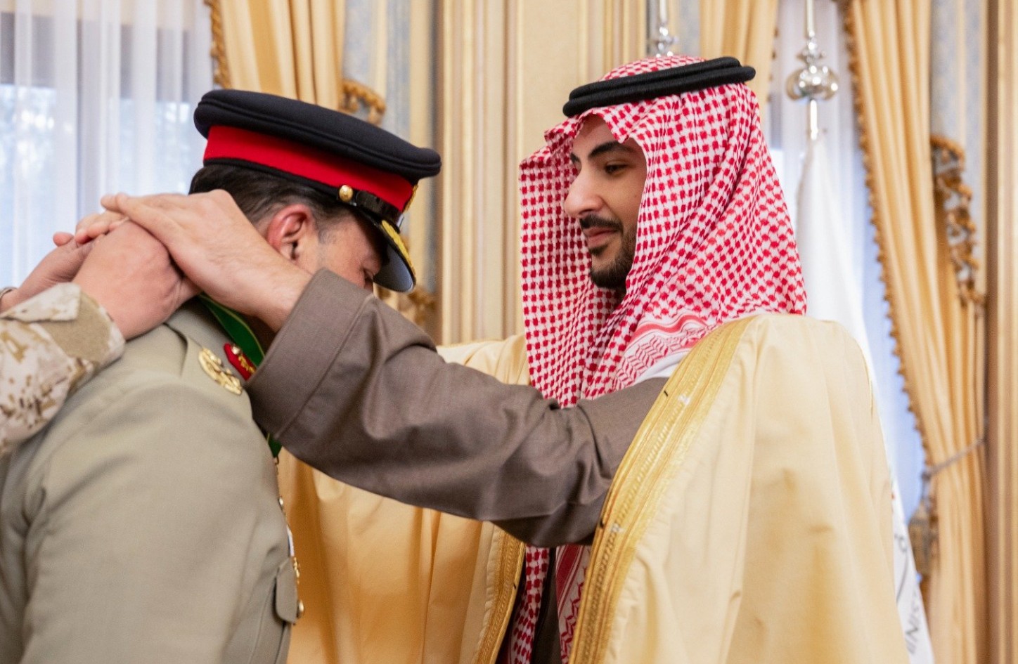 إنفاذاً لأمر خادم الحرمين الشريفين... وزير الدفاع يُقلِّد قائد الجيش الباكستاني وسام الملك عبدالعزيز من الدرجة الممتازة. للاطلاع على 