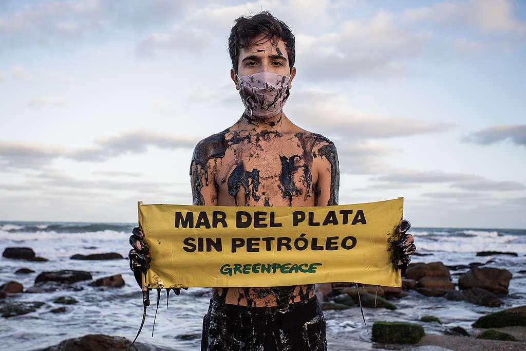 Hola <a href="/GreenpeaceArg/">Greenpeace Argentina</a>, me podés explicar por qué protestás por las salmoneras en Tierra del Fuego y no hacés lo mismo con las salmoneras en Malvinas?
También protestaste por la prospección petrolera en Mar del Plata y no lo hiciste por la prospección petrolera en Malvinas.
#Chantas