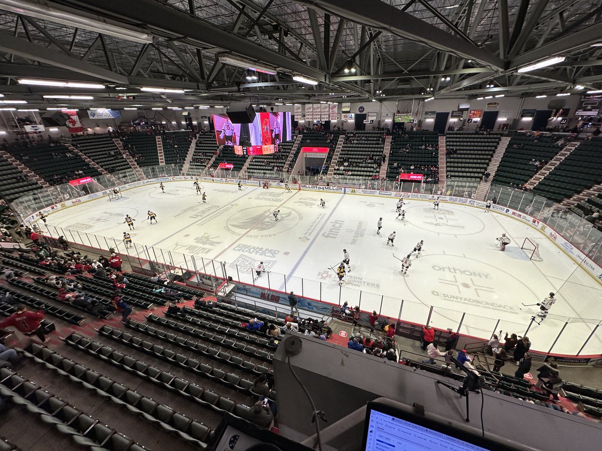 RobLippolis's tweet image. The @ECHLThunder host Norfolk for some Sunday hockey!

On air: 2:45 p.m. 
Puck drop: 3:00 p.m. 

🆚: Norfolk Admirals
📻: @HITS959WCQL  
🎧: bit.ly/ADKThunderRadio
🖥️: flosports.link/39NEUD6