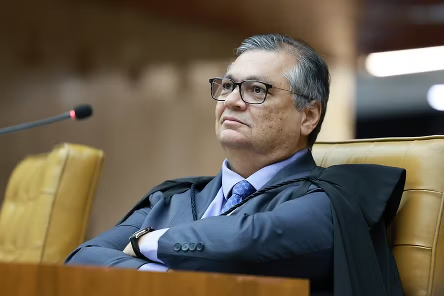 TheodorCarvalho's tweet photo. Todo apoio ao ministro Flávio Dino na 
luta contra a farra das emendas!

O Ministro Flávio Dino, não vai autorizar a retirada de R$ 12 bilhões em Programas Sociais para aumentar as Emendas PIX Secretas! https://t.co/qjJli9i03M
