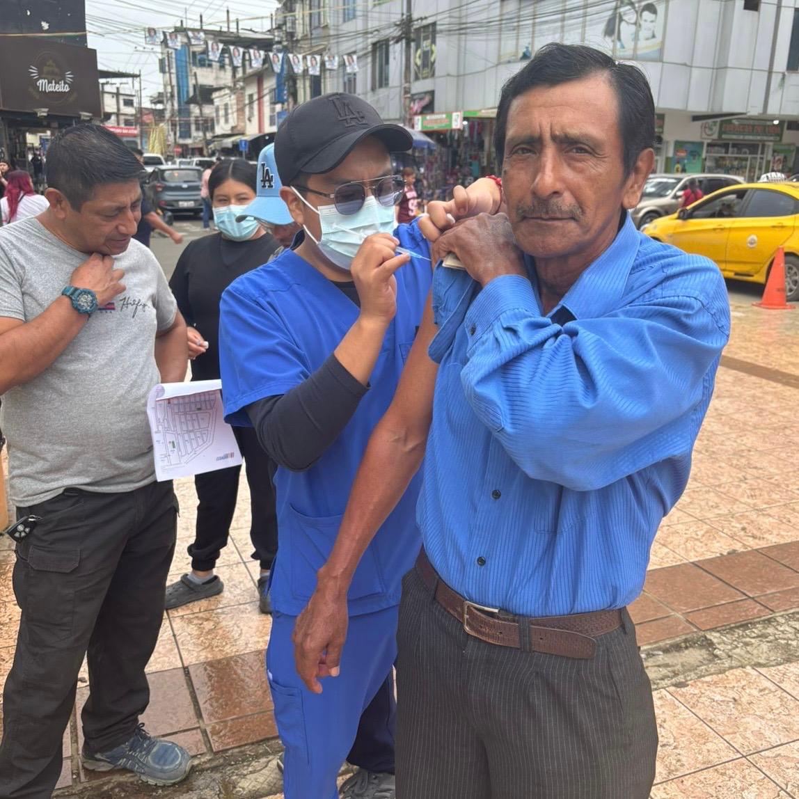 saludazuay_'s tweet photo. #Vacunatón | En #CamiloPonceEnríquez, #SanFernando, #Pucará, #Girón, #Oña, #SantaIsabel y #Nabón, equipos de @saludcz6oficial se encuentran en puntos estratégicos vacunando contra la influenza. Cuida de ti y de tu familia. ¡Vacúnate! https://t.co/qJtmGeyN75