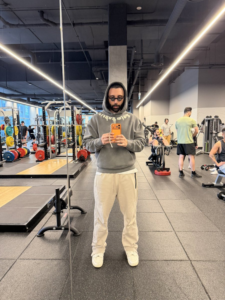 mom i made it
40 🎂
still standing
still deciding
still no back pain 😁

thanks for all the Bday love 👁️⃤