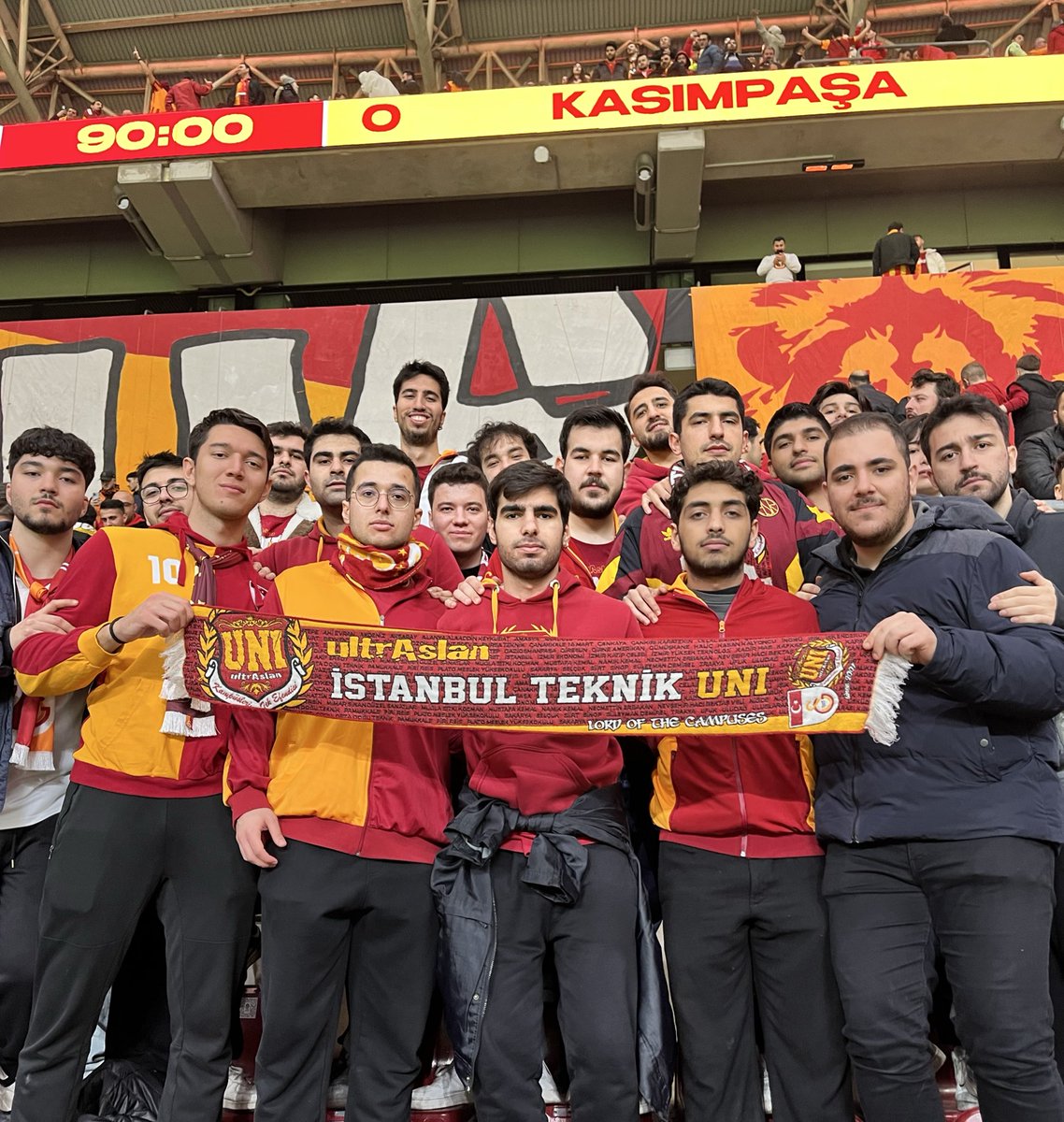 İnlesin tüm ülke zaferinle!

Bugün Galatasarayımızı Kasımpaşa Karşılaşmasında Yalnız Bırakmadık. 

#ultrAslanUNI