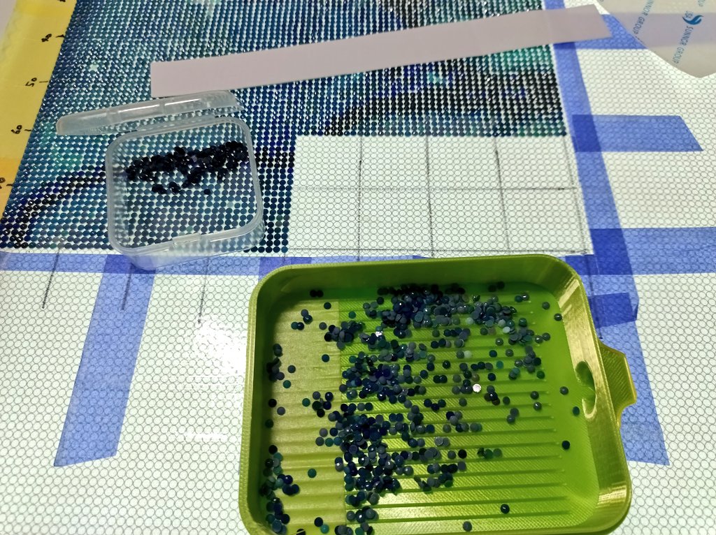 romcochan_x's tweet photo. わ、私は剥がしきったぞ!🥹
そして宅配ボックス図案使った時に余っていた両面シートを貼りました♥
この剥がしたネバネバビーズは
もちろん再利用します
大変😓
#ダイヤモンドアート
#HAED
#Satura https://t.co/qXHk7CI78C