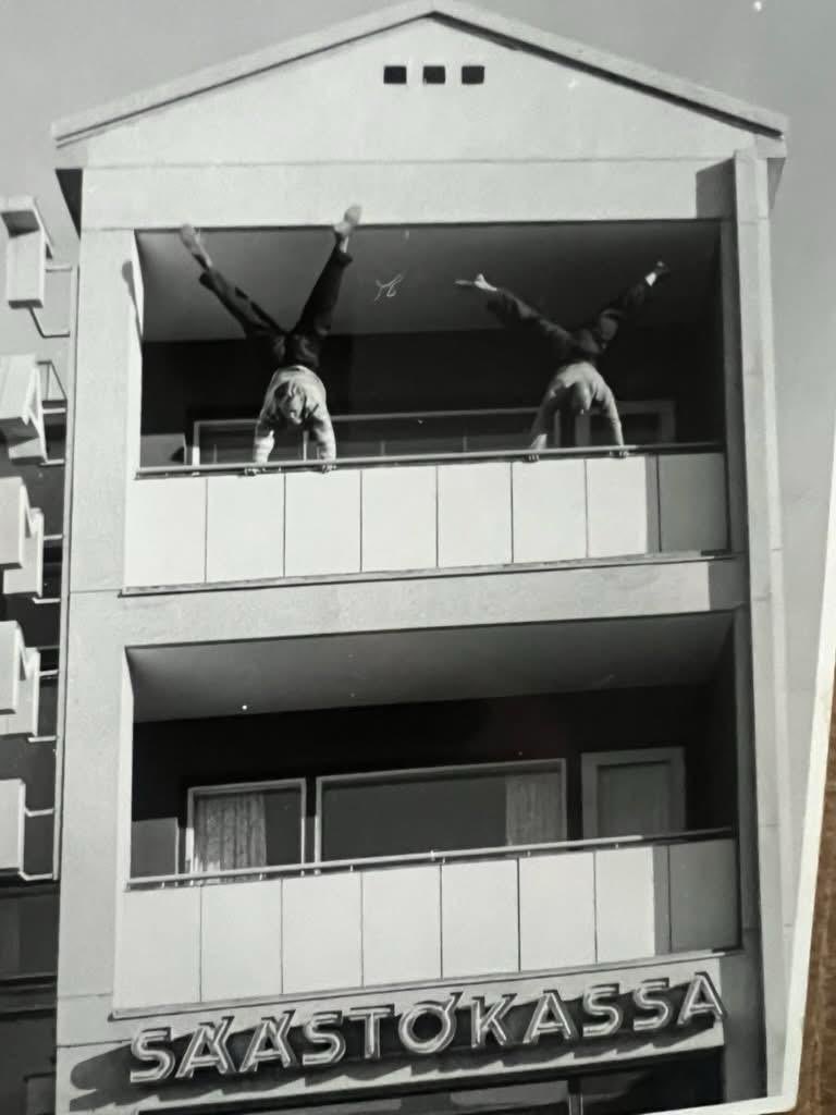 Isoenoni (oik.) voimistelee kaverinsa kanssa.

En suosittele kokeilemaan itse.