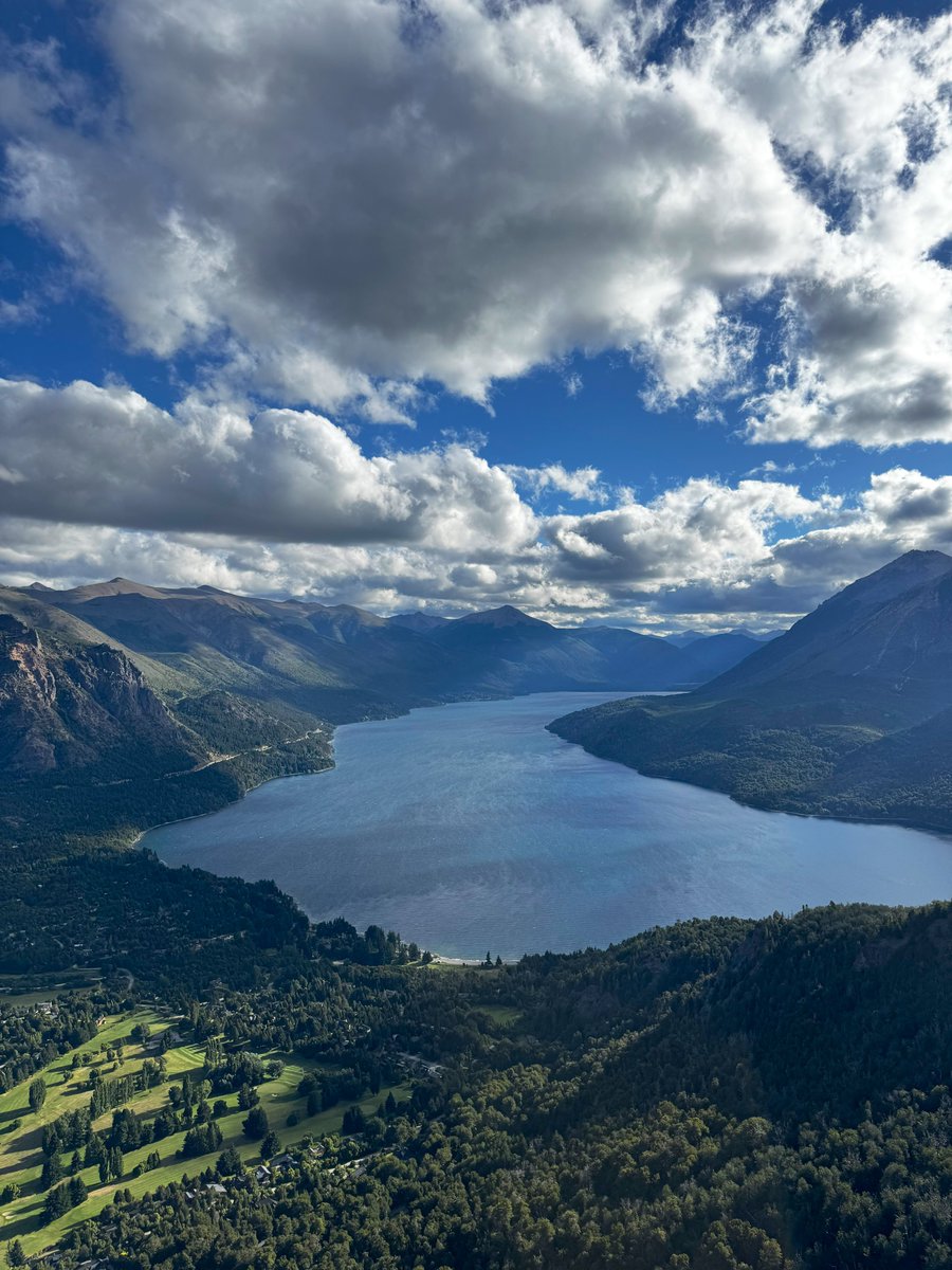 En bariloche hacés el trekking más choto y terminás en un lugar con esta vista. La patagonia argentina es objetivamente uno de los lugares más lindos de la tierra