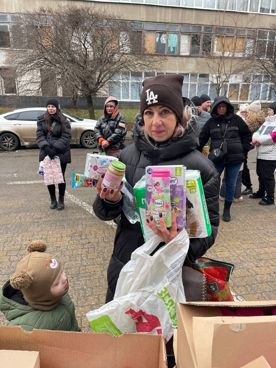 dobri_vchynky's tweet photo. Continuing our tradition of sharing the good deeds accomplished by our volunteers. Despite the freezing weather, many mothers in need visited our 'Mamo-mobile' to receive essential diapers, baby formula, and hygiene products for their little ones.
#Volunteering #HumanitarianHelp https://t.co/fGyHPgWQoc